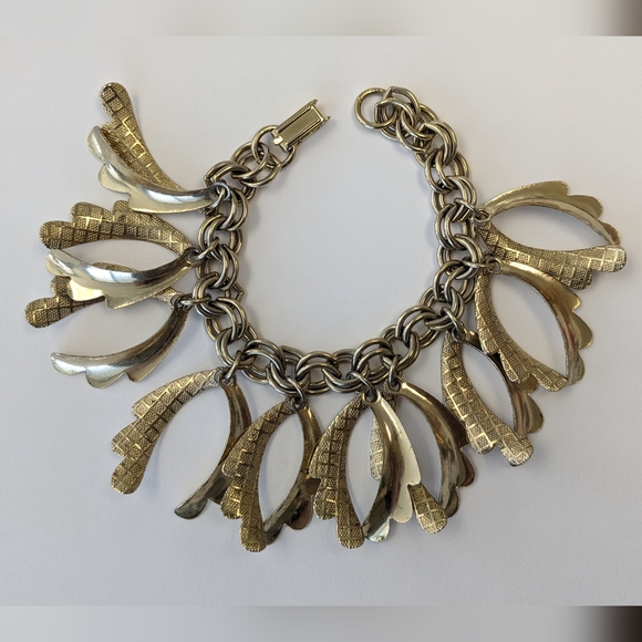 VTG TEXTURED/SMOOTH GOLD TONE DANGLE CHARM BRACELET - Picture 2 of 8